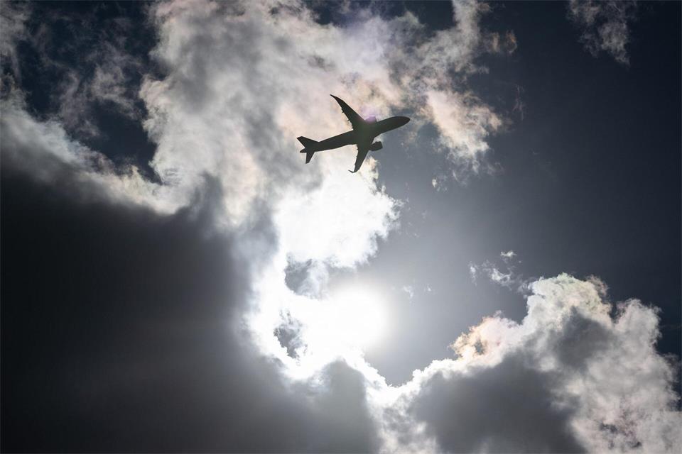 Während des Fluges rüttelte der Passagier an der Tür der Maschine. (Symbolbild)Boris Roessler/dpa