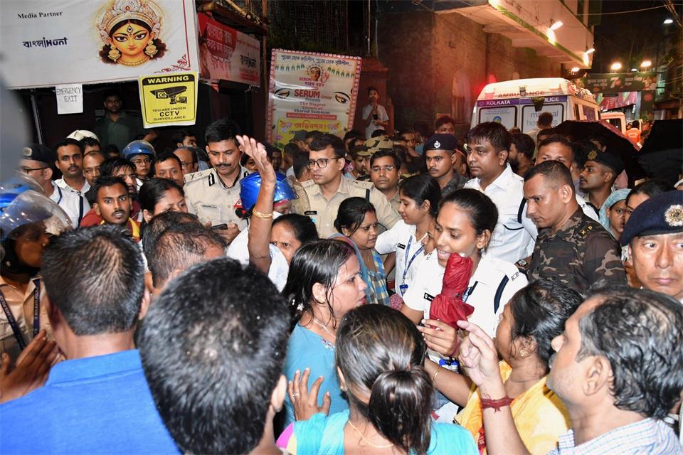 Während des Hindu-Fests Durga Puja kam es zu einem tödlichen Gedränge.STR/AP/dpa