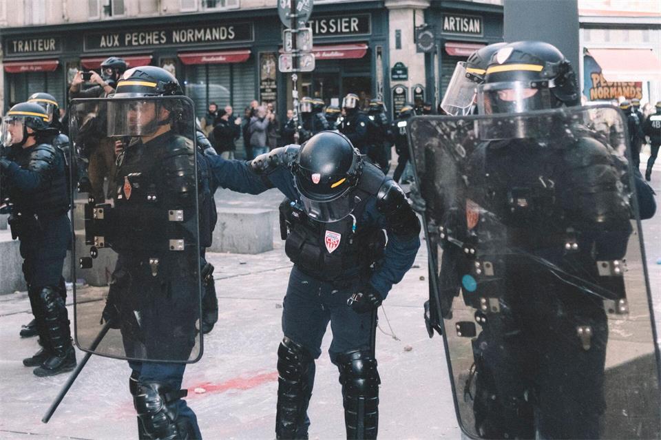 Während des Protesttags wurden frankreichweit 500 Einsatzkräfte verletzt.Fabian Suspensivo/ZUMA Press Wire/dpa
