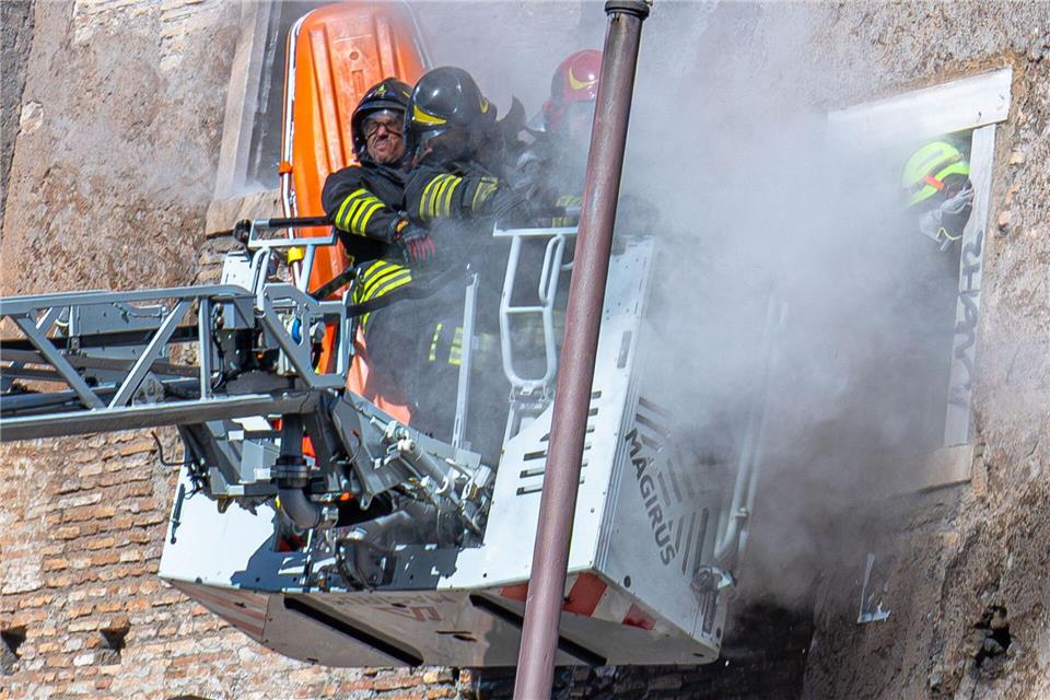 Während des Rettungseinsatzes der Feuerwehr stürzte ein weiterer Teil des Turms ein.Domenico Stinellis/AP/dpa