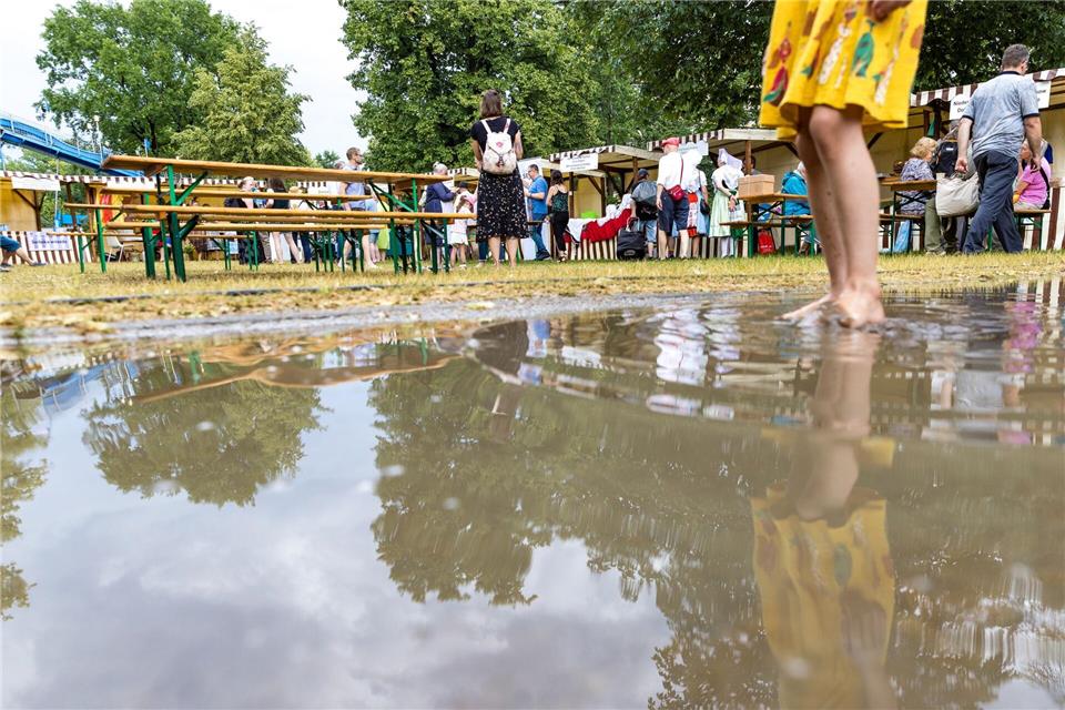 Während des Stadtfestes in Cottbus hat ein Gewitter reichlich Regen gebracht. Frank Hammerschmidt/dpa