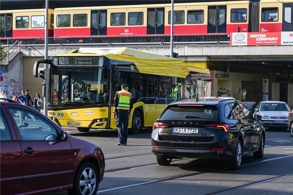 Brandanschlag auf Kabel – Zehntausende weiter ohne Strom Während des Stromausfalls fielen auch Ampeln aus.Jens Kalaene/dpa