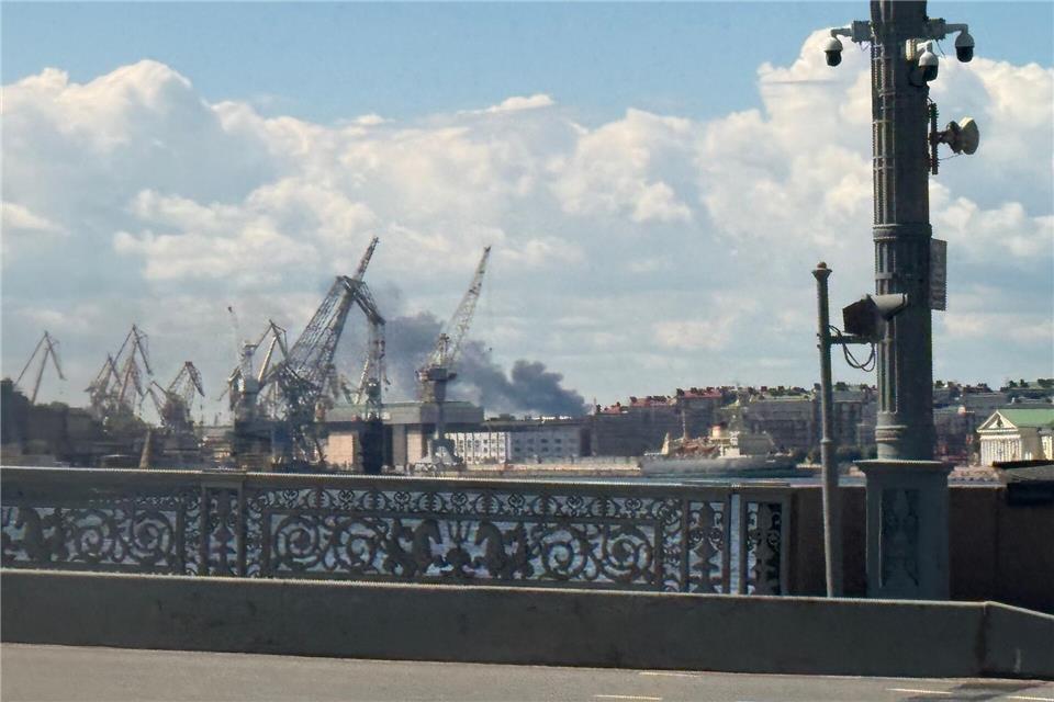 Während des Wirtschaftsforums in St. Petersburg brannte schon am Mittwoch eine Ölraffinerie nach einem ukrainischen Drohnenangriff. (Archivbild)Ulf Mauder/dpa