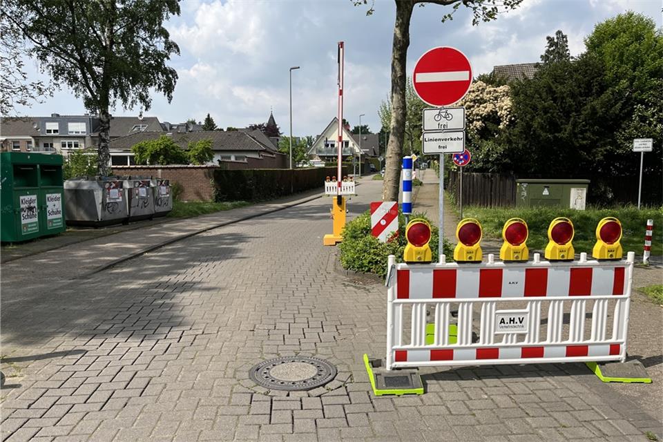 Während des ersten Verkehrsversuches war der Kapellenweg mit einer Schranke gesperrt.