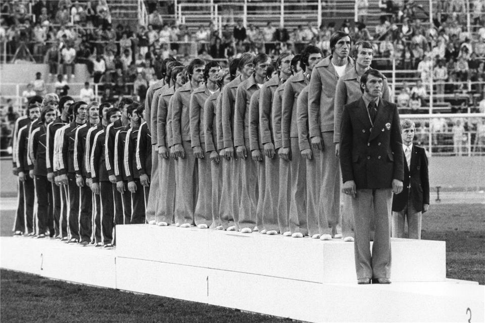 Während die DDR die Hymne singt, blieb die UDSSR der Zeremonie fern. (Archivbild)dpa-IOPP/dpa
