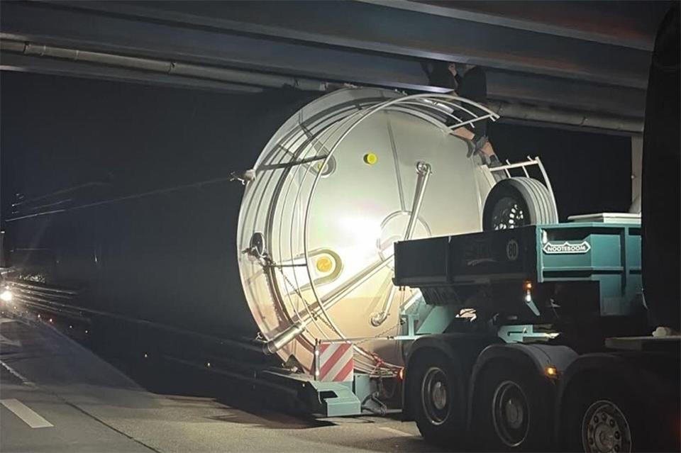 Während die Ladung des Transporters - ein langer und großer Metallbehälter -beschädigt wurde, wies die Brücke nach einer ersten Begutachtung keine Schäden auf. (Handout)--/Polizeipräsidium Heilbronn/dpa