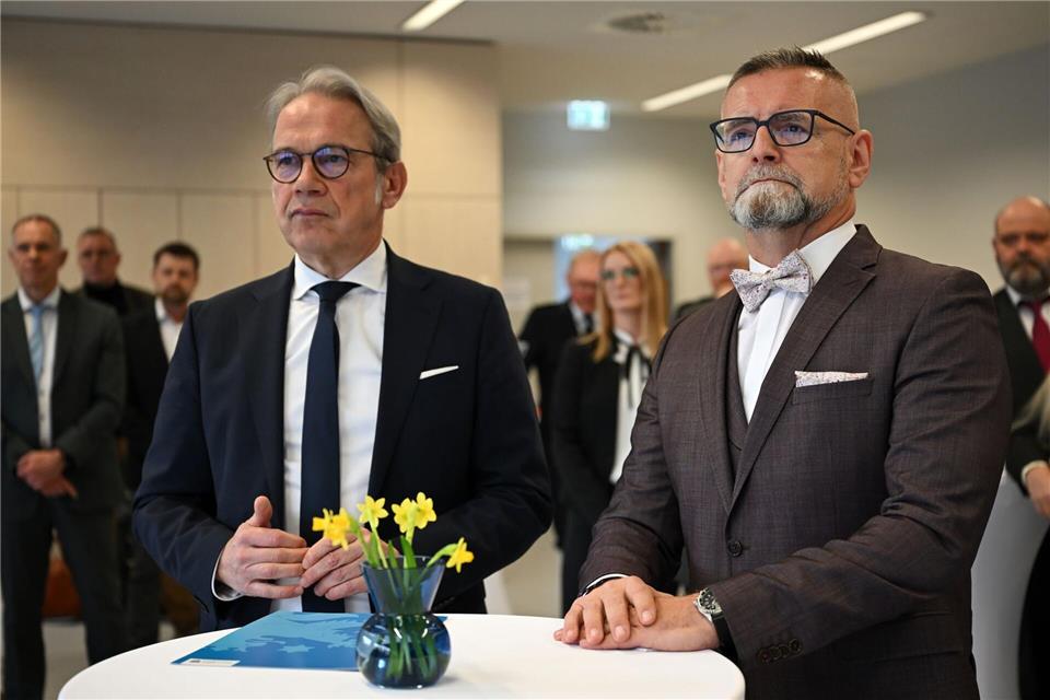 Während die Zahl der registrierten Straftaten in Thüringen von 2024 auf 2025 insgesamt zurückging, nahmen die Fälle in bestimmten Bereichen, etwa bei Straftaten gegen die sexuelle Selbstbestimmung, zu. Entsprechende Daten stellten Innenminister Georg Maier (SPD) und der neue LKA-Präsident Dirk Löther (r.) in Erfurt vor. (Archivbild)Martin Schutt/dpa