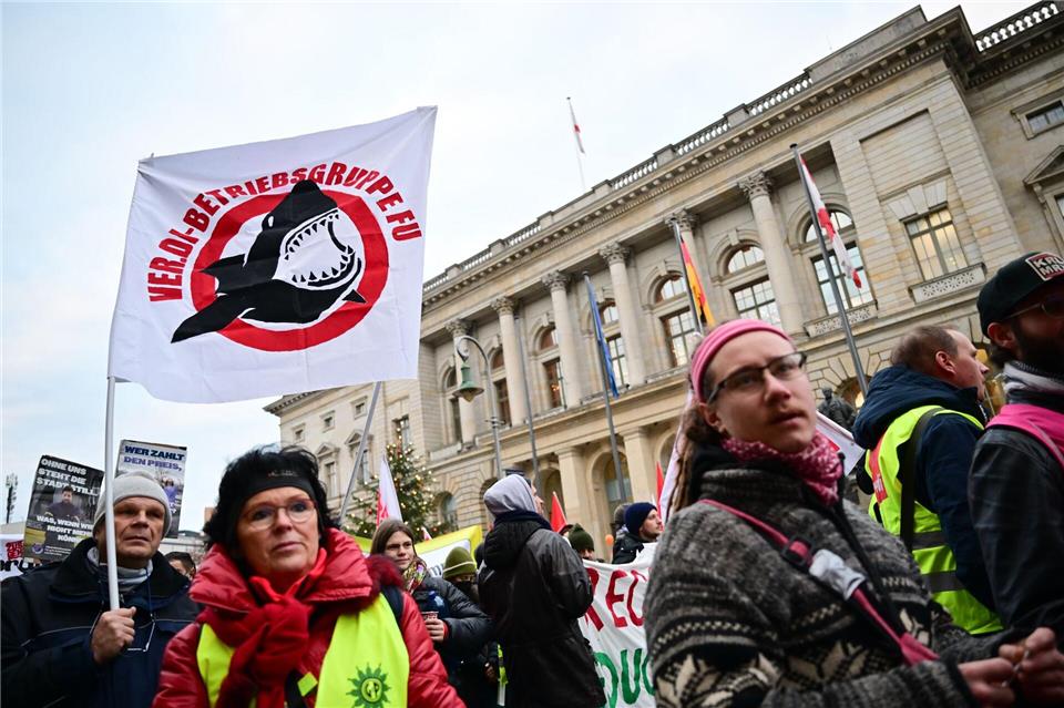 Während drinnen die Abgeordneten debattierten, waren vor dem Landesparlament Proteste zu hören. Sebastian Christoph Gollnow/dpa
