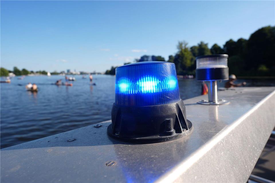 Während einer Alkoholkontrolle macht ein Blaulicht Bootsfahrer auf einen Einsatz der Wasserschutzpolizei aufmerksam. Marcus Brandt/dpa