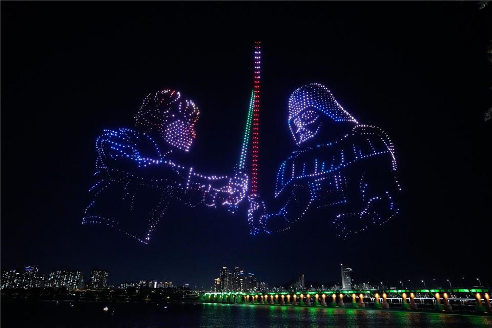 Während einer Drohnenshow in Seoul wird eine Szene aus „Star-Wars“ am Nachthimmel gezeigt. Ahn Young-joon/AP/dpa