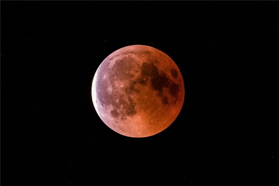 Während einer Mondfinsternis erscheint der Erdtrabant in rötlich-bräunlichen Tönen. (Archivbild)Silas Stein/dpa