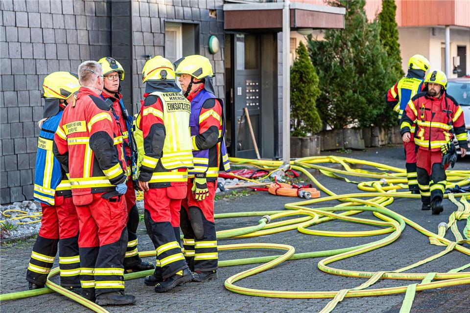 Während eines Brandes in Kierspe konnten sich einige Bewohner selbst retten, andere wurden von der Feuerwehr aus dem Haus gebracht. Markus Klümper/dpa
