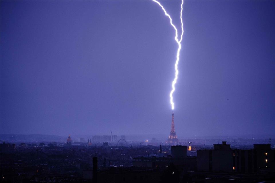 Während eines Gewitters schlägt ein Blitz in den Eiffelturm ein.Dimitar Dilkoff/AFP/dpa