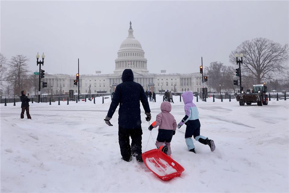 Während eines Wintersturms gehen Einwohner auf dem Capitol Hill Schlitten fahren.Gent Shkullaku/ZUMA Press Wire/dpa