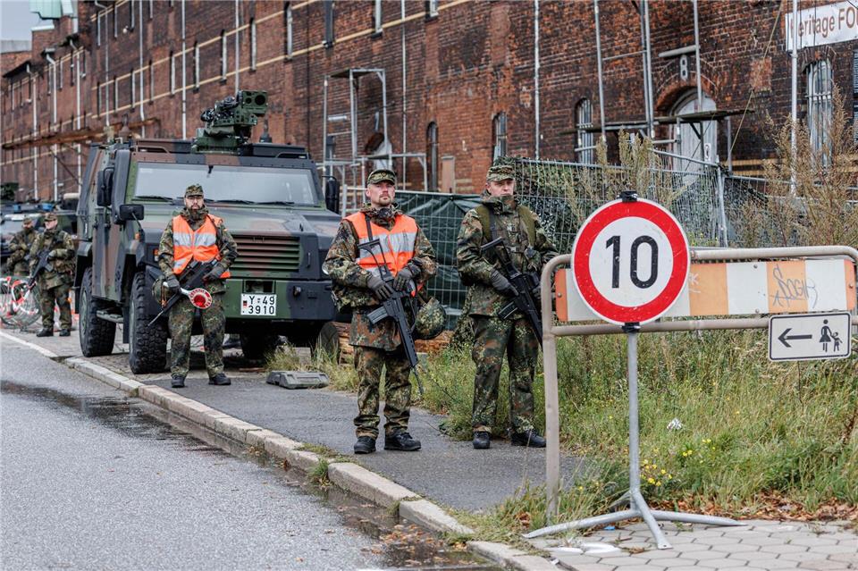 Während es im vergangenen Jahr bei der Militärübung „Red Storm Alpha“ um den Schutz wichtiger Infrastruktur ging, dreht es sich nun bei der Übung „Red Storm Bravo“ um die Zusammenarbeit der Bundeswehr mit zivilen Organisationen bei der Verlegung von Truppen und Material an die Nato-Ostgrenze. (Archivbild)Markus Scholz/dpa