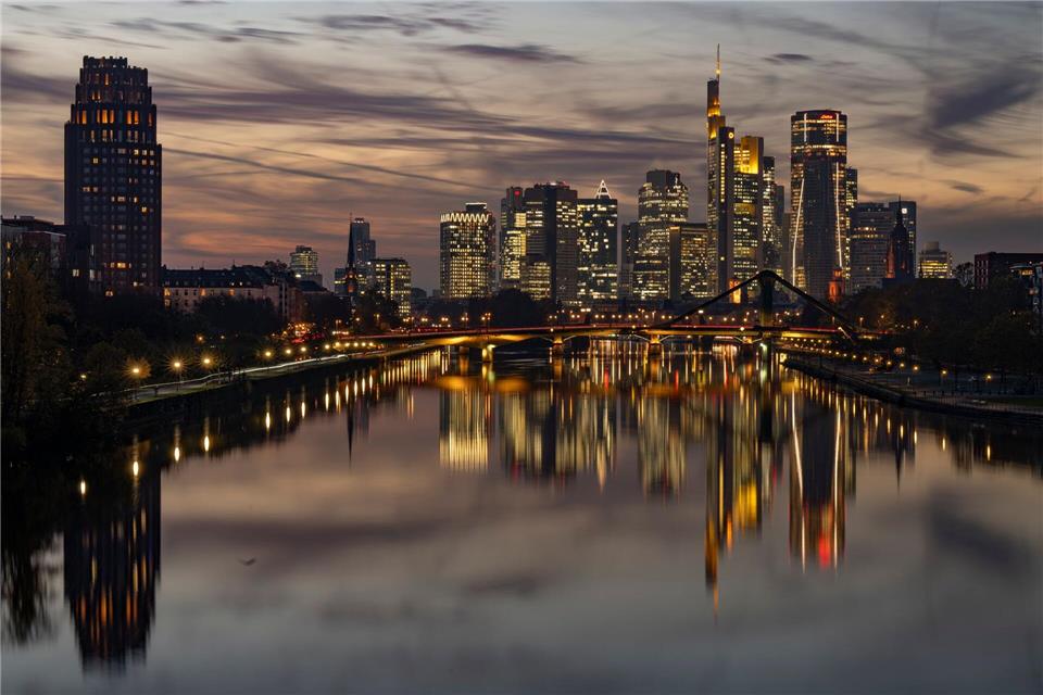 Während europäische Institute 2025 ihre Ertragslage deutlich verbessern konnten, verzeichneten die großen US-Banken in Summe rückläufige Ergebnisse. (Symbolbild)Boris Roessler/dpa