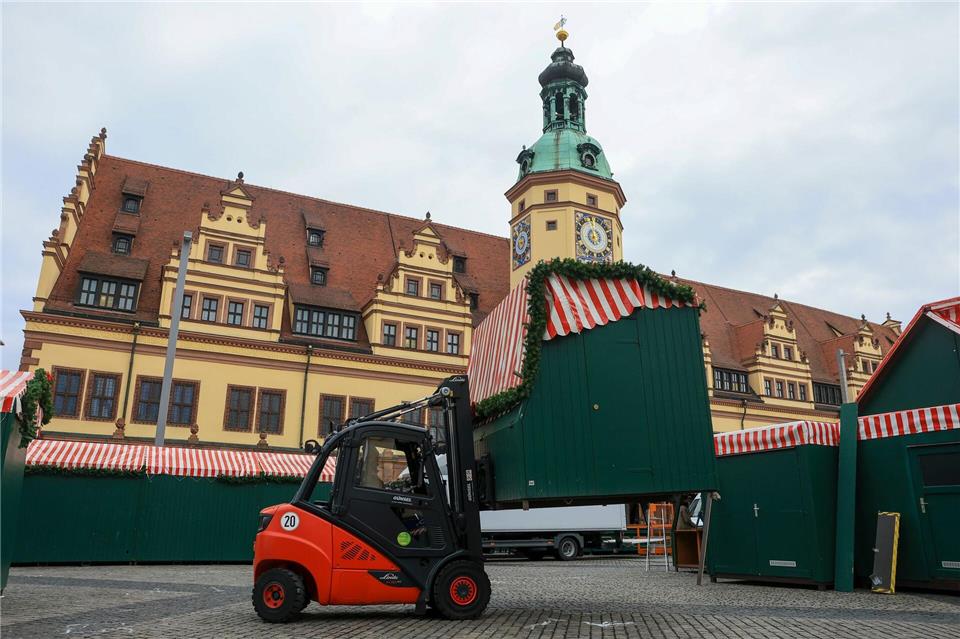 Während für den Weihnachtsmarkt in Magdeburg Sicherheitsbedenken bestehen, findet der Markt in Leipzig statt und die Stände werden aufgebaut.Jan Woitas/dpa