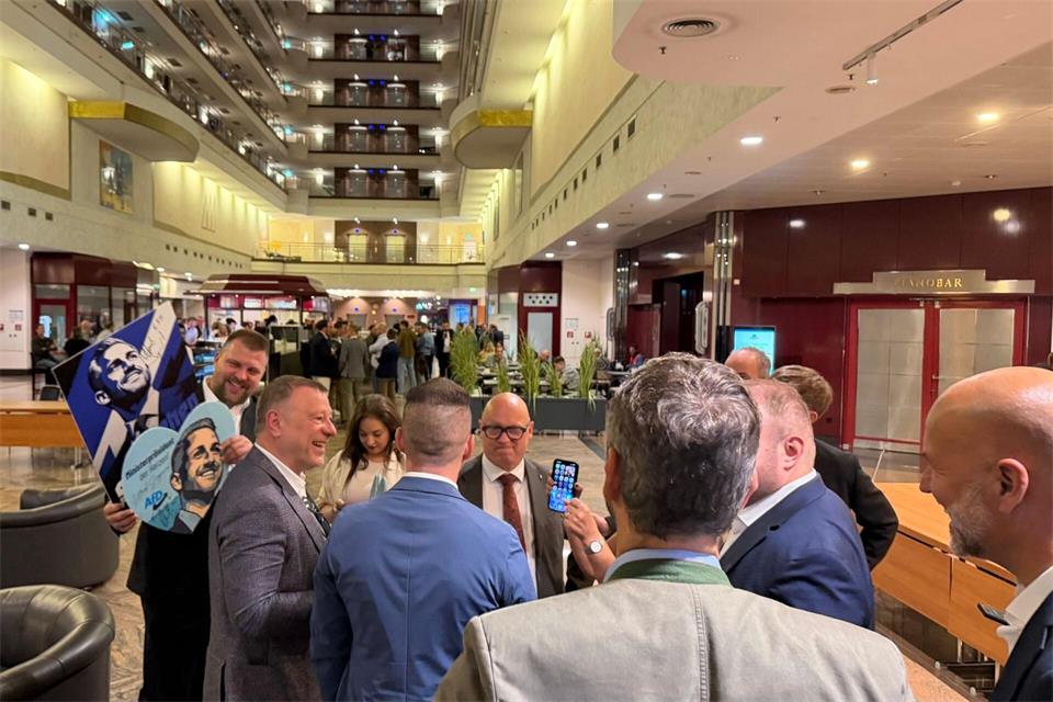 Während im Hintergrund noch die Wahlparty der CDU läuft, kommt AfD-Fraktionsvorsitzender Oliver Kirchner in das Foyer des Hotels. Simon Kremer/dpa