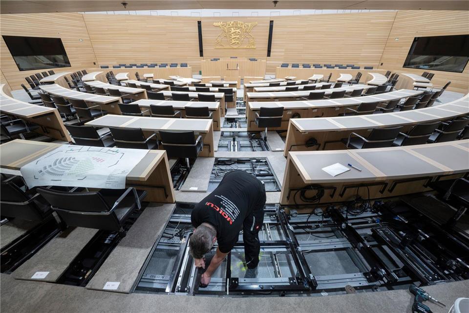 Während im Landtag schon die Umbauarbeiten für die neue Sitzordnung im Plenarsaal laufen, stocken die Gespräche zwischen Grünen und CDU über eine mögliche Fortsetzung von Grün-Schwarz offenbar. Marijan Murat/dpa