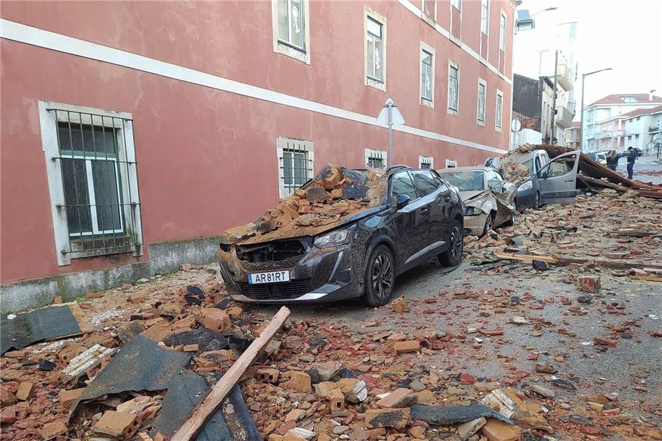 Während in Portugal die Aufräumarbeiten nach den Verwüstungen durch den Sturm „Kristin“ noch in vollem Gange sind, bringen neue Sturmtiefs Wind und viel Regen. Jorge Lemos/AP/dpa