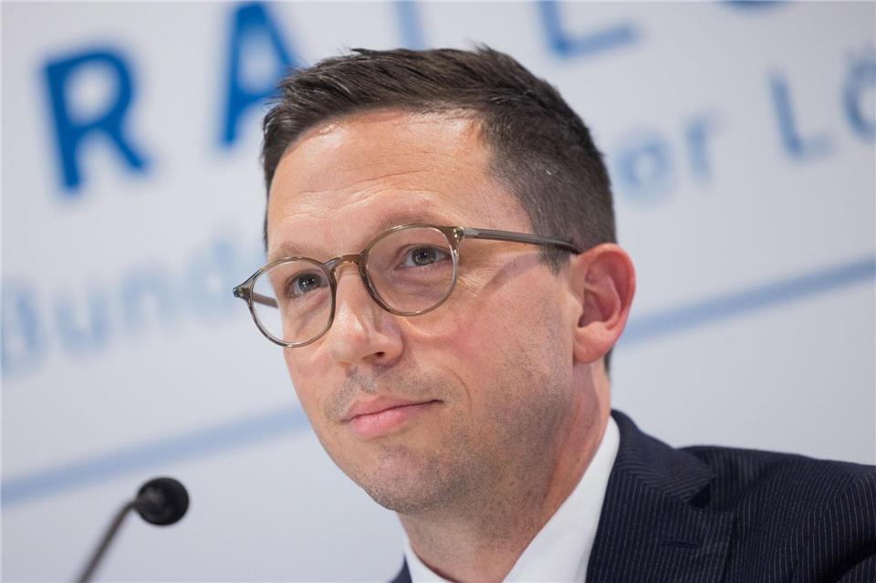 Während in Wolfsburg über seine mögliche Kandidatur gesprochen wird, betont Falko Mohrs in Hannover seinen Fokus auf das Ministeramt. (Archivbild)Rolf Vennenbernd/dpa