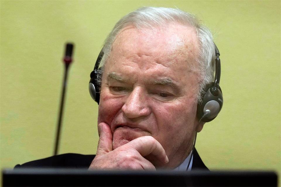 Während seines Strafverfahrens in Den Haag zeigte der Ex-General keine Reue, pöbelte und randalierte sogar im Gerichtssaal. (Archivbild) Peter Dejong/AP Pool/dpa