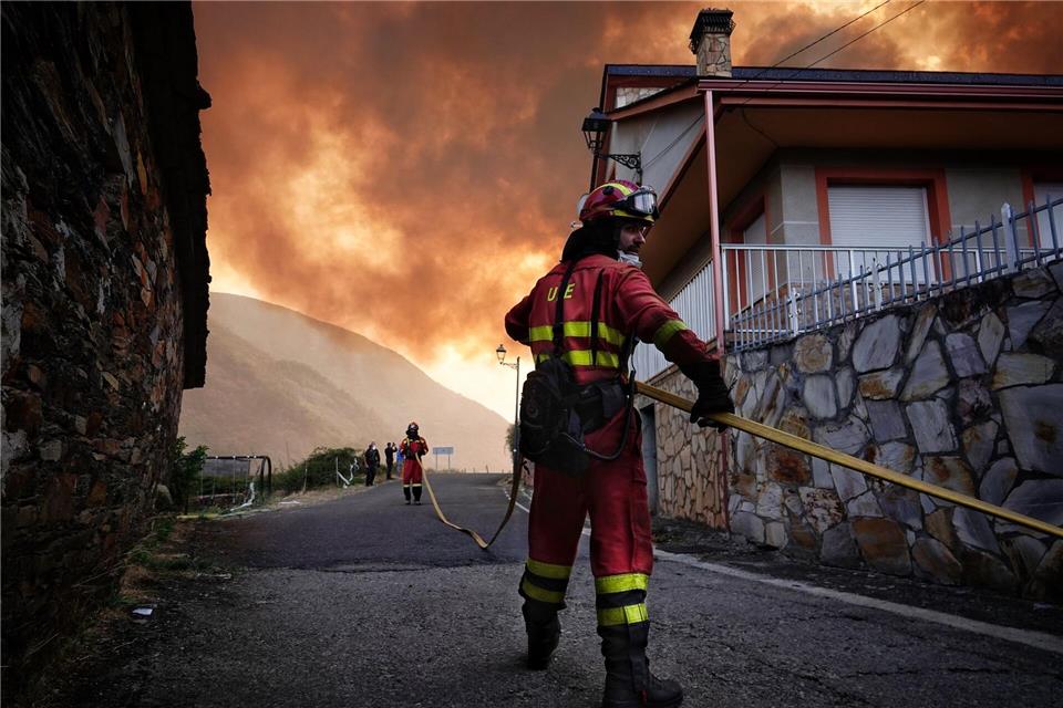 Während sich die Lage bei den Waldbränden in Spanien insgesamt leicht zu entspannen beginnt, wüten vor allem in Kastilien und León sowie in Galicien noch immer gefährliche Feuer.Xuan Cueto/EUROPA PRESS/dpa