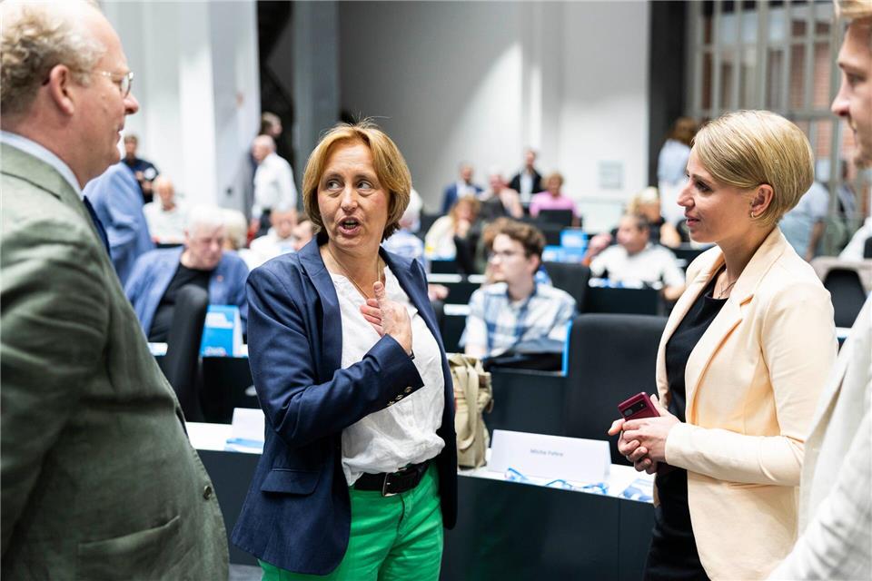 Während von Storch (M) und Behrendt im Landtag über Kinderschutz sprachen, demonstrierten draußen mehrere Hundert Menschen. (Archivbild)Michael Matthey/dpa