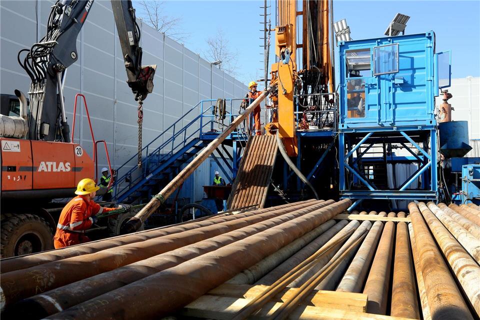 Wärme, die aus der Tiefe kommt. In Krefeld ist eine erste Forschungsbohrung beendet. (Archivbild)Roland Weihrauch/dpa