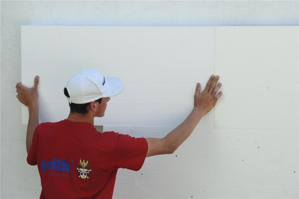 Wärmedämmung darf auch den Nachbarn tangieren - zumindest leicht. (Symbolbild)Armin Weigel/dpa