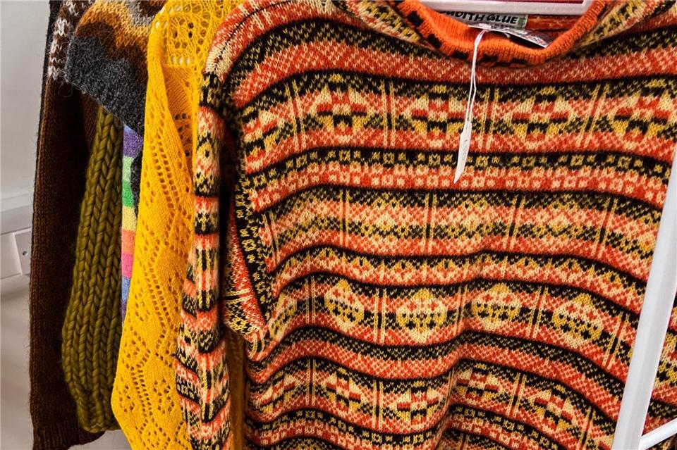 Bei den Spinnern: Die Shetlands als Mekka der Strick-Szene Wärmespendende Strickkunst: Pullover auf der Wool Week in Lerwick.Verena Wolff/dpa-tmn