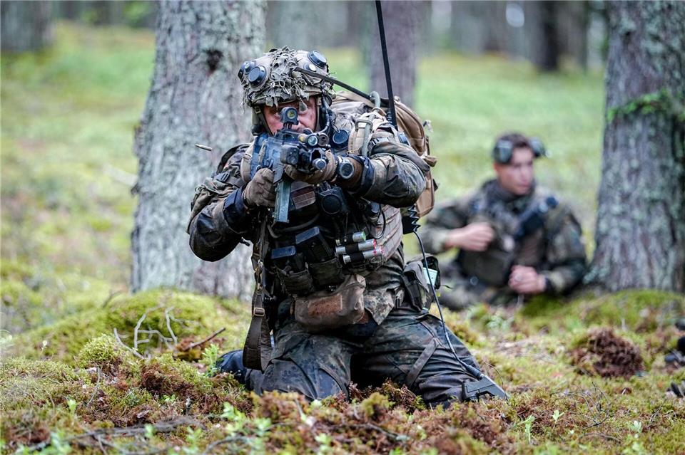 Waffe im Anschlag: Panzergrenadiere kämpfen im Wald.Kay Nietfeld/dpa