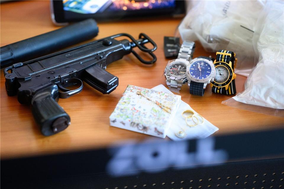 Waffen, Drogen, Luxusuhren - der Zoll wird bei Verbrecherbanden immer wieder fündig.Bernd von Jutrczenka/dpa