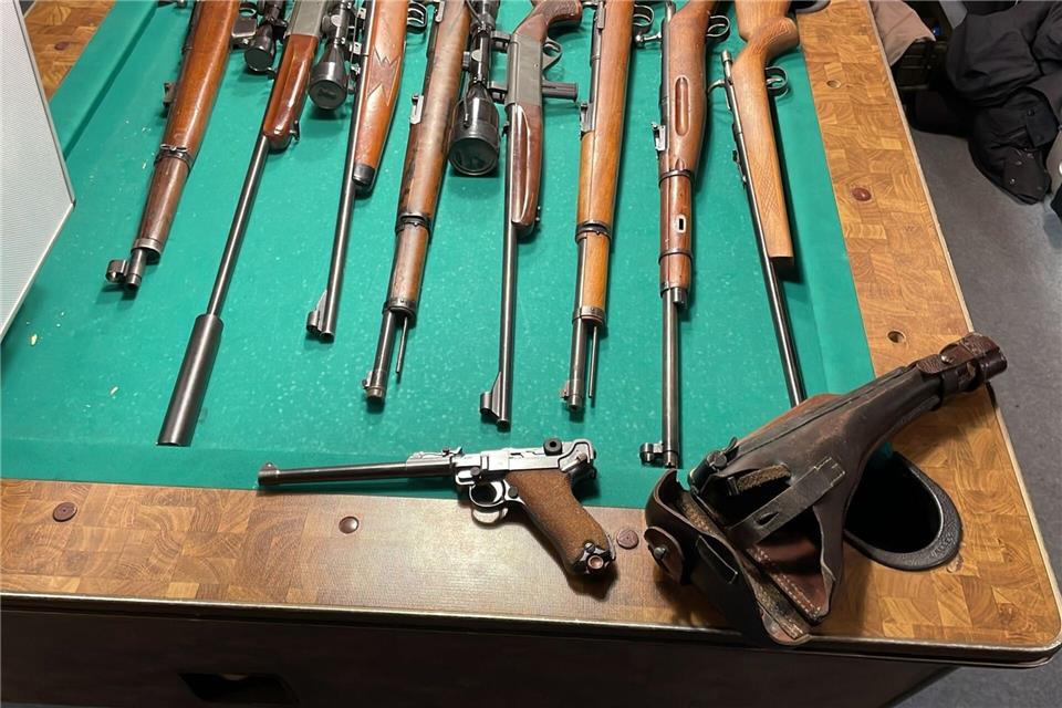 Waffen liegen in einem geheinen Raum, den Fahnder im Haus eines mutmaßlichen Waffenhändlers gefunden haben.Polizei Wuppertal/dpa