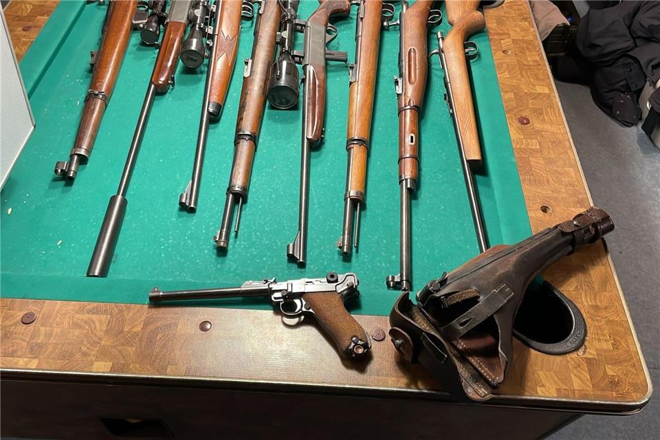 Noch mehr Waffen hinter Geheimtür in Remscheid entdeckt  Waffen liegen in einem gemeinem Raum, den Fahnder im Haus eines mutmaßlichen Waffenhändlers gefunden haben.Polizei Wuppertal/dpa