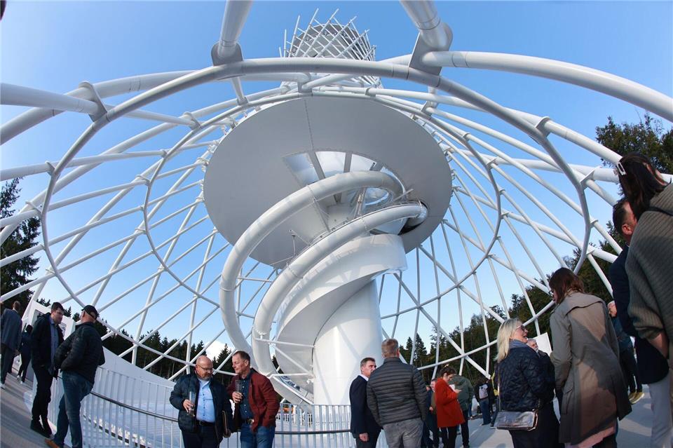 Wagemutige können sich vom Aussichtsturm der „HEX Erlebniswelt“ auf zwei unterschiedlich langen Rutschen in die Tiefe stürzen.picture alliance/dpa