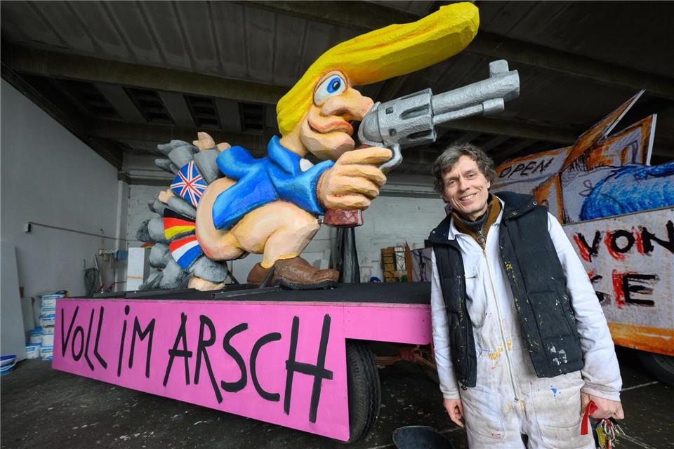 Wagenbauer Konrad Körner benutzt drastische Worte und drastische Bilder. Julian Stratenschulte/dpa