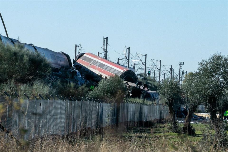 Waggons stürzten einen Bahndamm hinunter.Juanma Jiménez/EUROPA PRESS/dpa