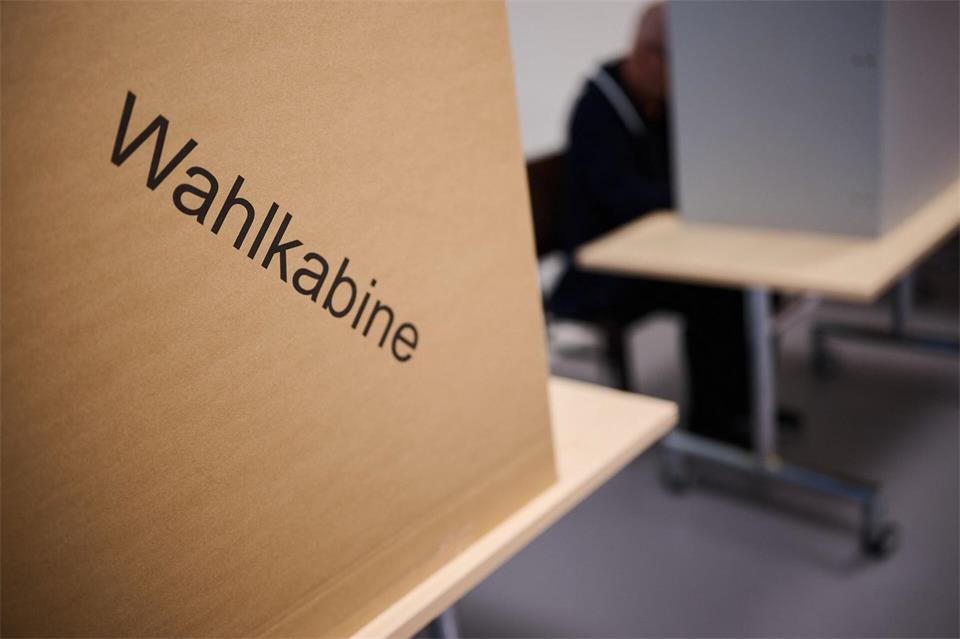 Wahlen in Berlin und Mecklenburg-Vorpommern - Erste Wähler geben in Berlin ihre Stimme abAnnette Riedl/dpa