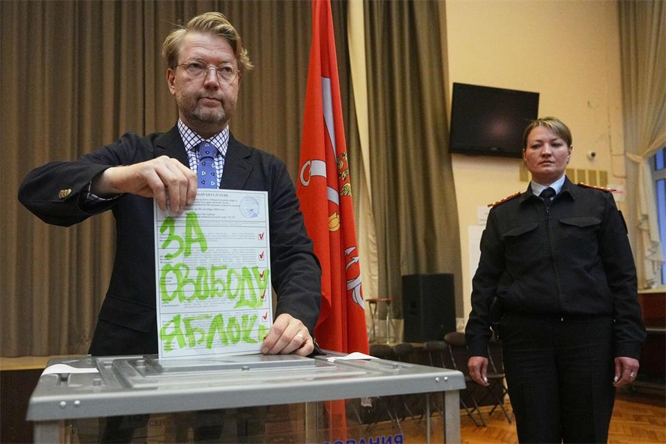 Wahlen in Russland: Jabloko-Chef Rybakov gibt in St. Petersburg Stimmzettel mit Aufschrift „Für die Freiheit“ abDmitri Lovetsky/AP/dpa