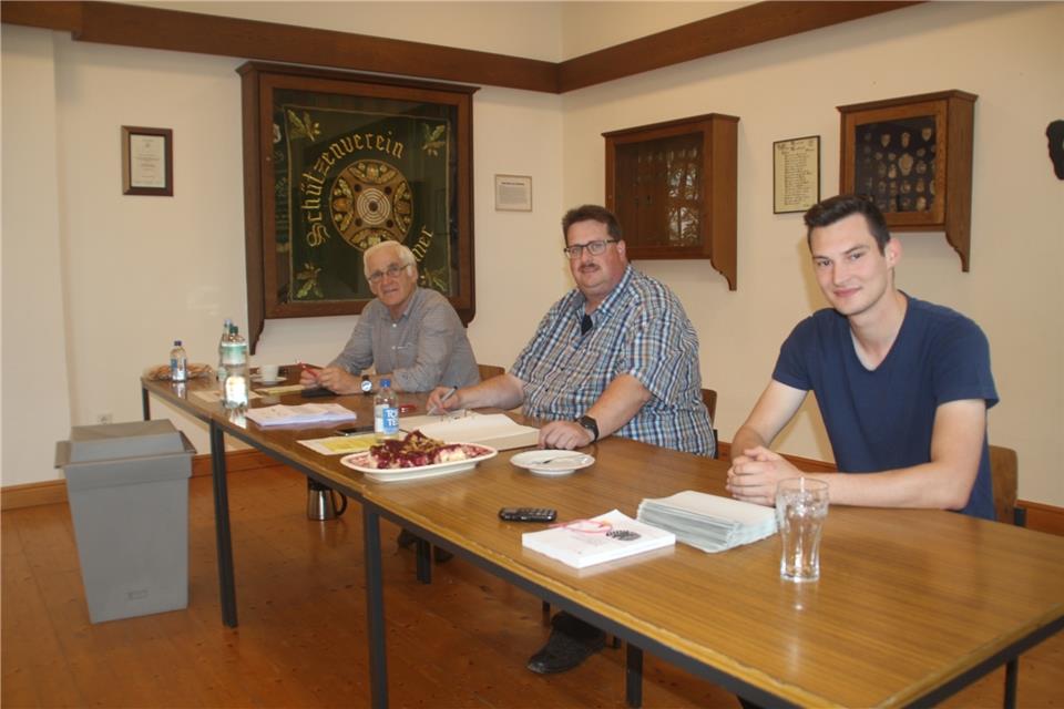 Wahlhelfer Hubert Hüging (links), Andre Olbing und Jonas Groß-Isselmann in der alten Schule Homer.