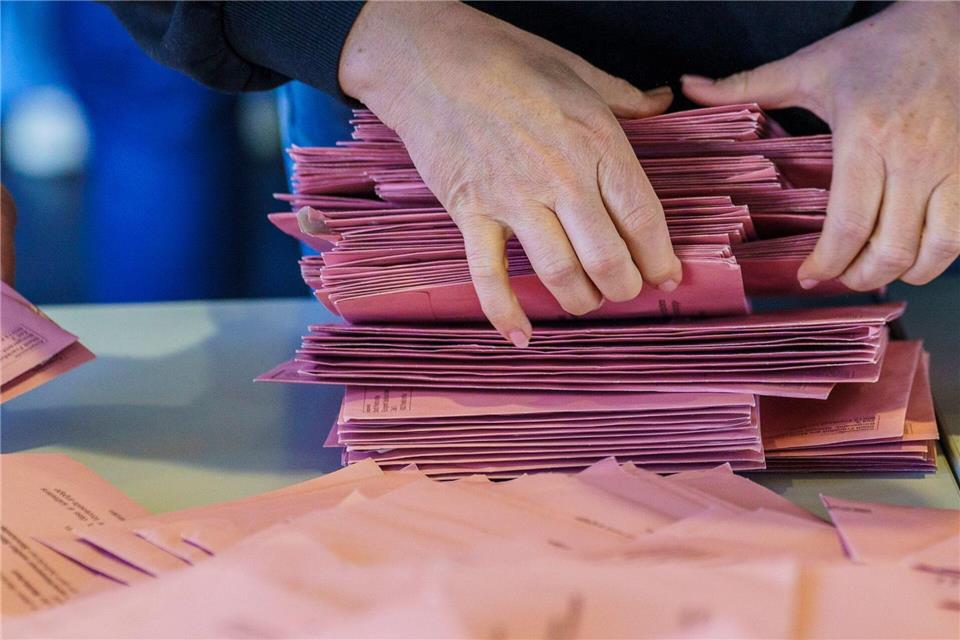 Wahlhelfer achten etwa darauf, dass man auch zur Stimmabgabe berechtigt ist.  picture alliance/dpa