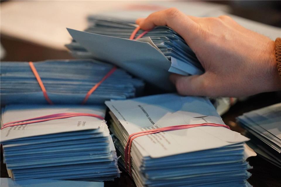 Wahlhelfer sortieren bei Niedersachsen-Wahl 2022 die Wahlzettel. (Archivbild)Marcus Brandt/dpa