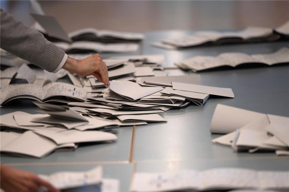 Wahlhelfer und Wahlhelferinnen zählen unter anderem Stimmzettel. (Symbolbild)Sebastian Gollnow/dpa