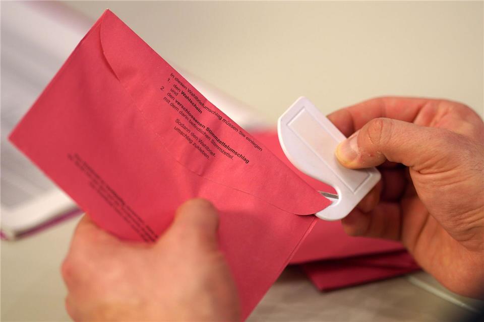 Wahlhelfer zählen unter anderem Stimmen bei der Landtagswahl aus. (Archivbild) Thomas Frey/dpa