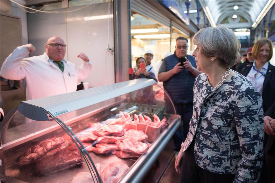 Wahlkampf an der Fleischtheke: Die frühere Regierungschefin Theresa May besuchte den Smithfield Market.picture alliance / Stefan Rousseau/PA Wire/dpa