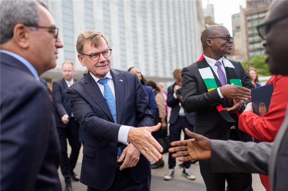 Wahlkampf bedeutet auch Händeschüttel: Außenminister Wadephul in New YorkMichael Kappeler/dpa