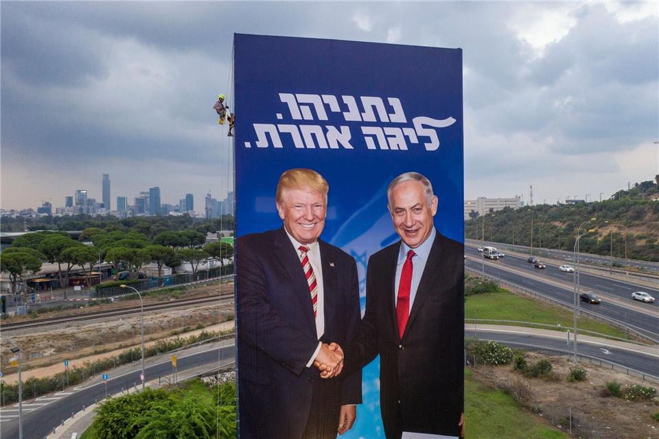 Wahlkampfplakat der rechtskonservativen Likud-Partei aus dem Jahre 2019, das den Ministerpräsidenten Benjamin Netanjahu (r) und US-Präsident Donald Trump zeigt. (Archivbild)Oded Balilty/AP/dpa
