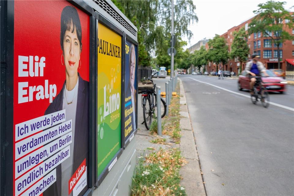 Wahlplakate dürften in Berlin bald fast überall zu sehen sein. (Archivbild) Sören Stache/dpa