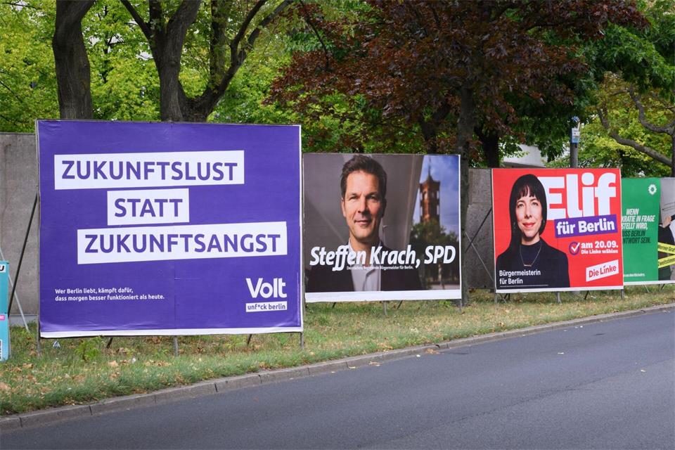 Wahlplakate verschiedener Parteien stehen am Tempelhofer Damm. (Symbolbild)Bernd von Jutrczenka/dpa